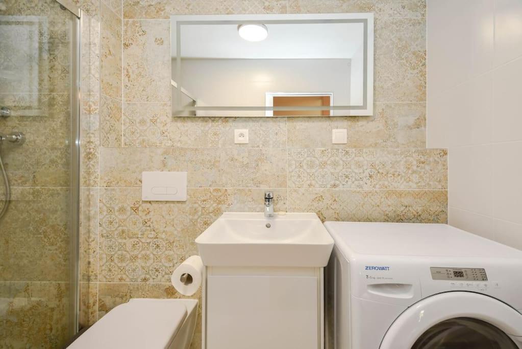New Modern Apartment In City Center Bratislava Exterior photo